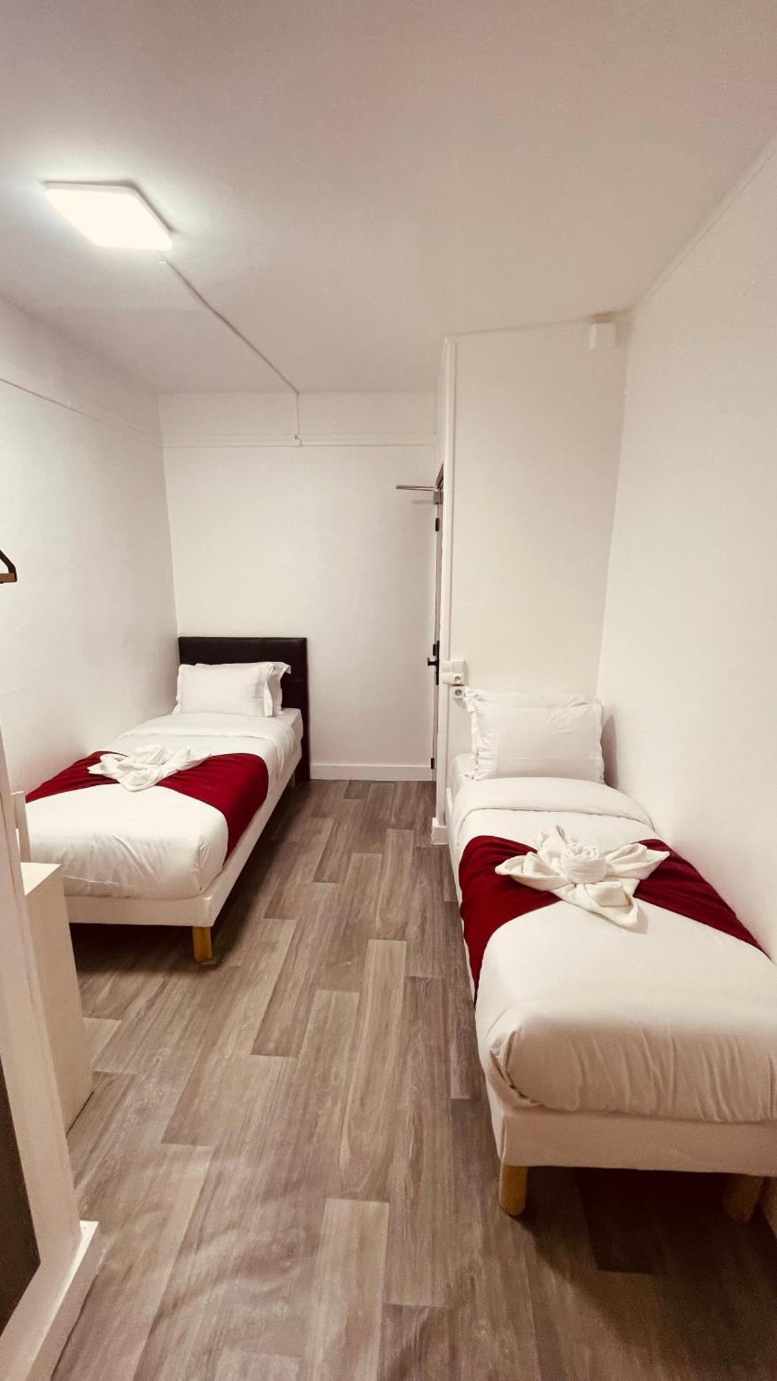 Camera Doppia con Letti Singoli con Servizi Igienici in Comune